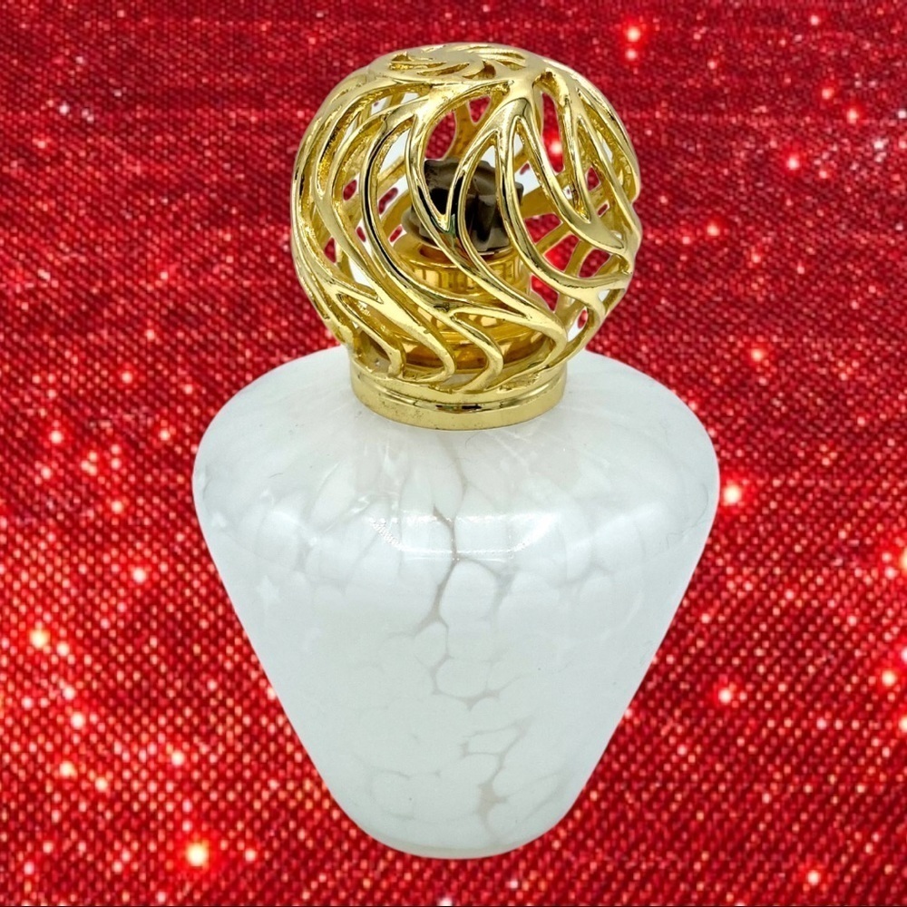 Fragrance lamp white  6 1/2”
6 1/2” tall
No chips